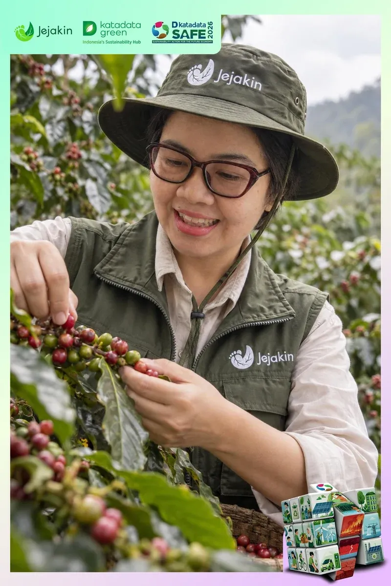 Foto AI Jejakin: perempuan bertopi Jejakin memetik buah kopi